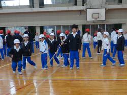 学級対抗8の字跳び大会の様子