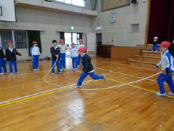 学級対抗8の字跳び大会の様子