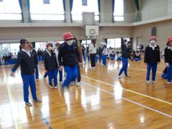 学級対抗8の字跳び大会の様子