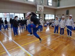学級対抗8の字跳び大会の様子