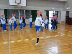 学級対抗8の字跳び大会の様子