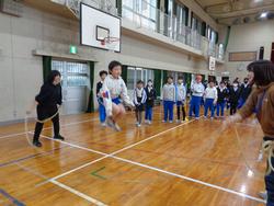 学級対抗8の字跳び大会の様子