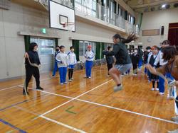 学級対抗8の字跳び大会の様子