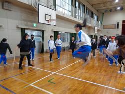 学級対抗8の字跳び大会の様子