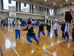 学級対抗8の字跳び大会の様子