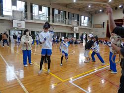 学級対抗8の字跳び大会の様子