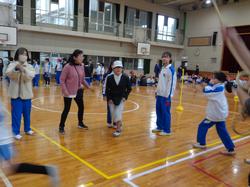 学級対抗8の字跳び大会の様子