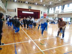 学級対抗8の字跳び大会の様子