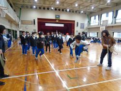 学級対抗8の字跳び大会の様子