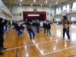 学級対抗8の字跳び大会の様子