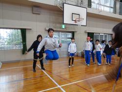 学級対抗8の字跳び大会の様子