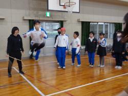 学級対抗8の字跳び大会の様子