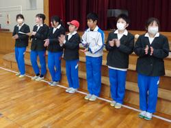 学級対抗8の字跳び大会の様子