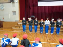 学級対抗8の字跳び大会の様子