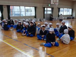 学級対抗8の字跳び大会の様子