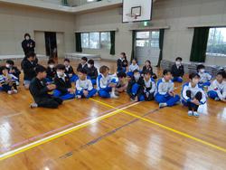 学級対抗8の字跳び大会の様子