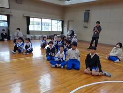 学級対抗8の字跳び大会の様子