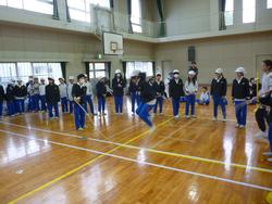 学級対抗8の字跳び大会の様子