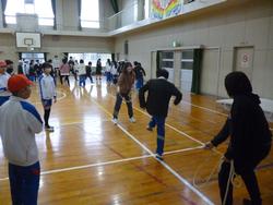 学級対抗8の字跳び大会の様子