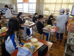 5年生給食の様子