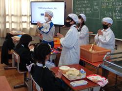 5年生給食の様子