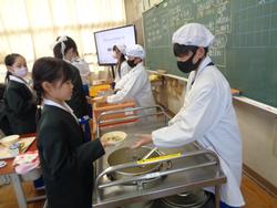 5年生給食の様子
