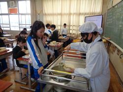 5年生給食の様子