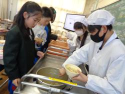 5年生給食の様子