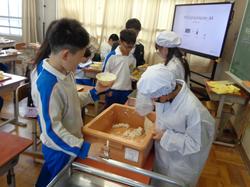 5年生給食の様子