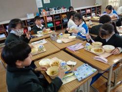 5年生給食の様子