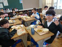 5年生給食の様子