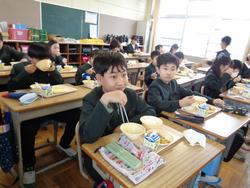6年生給食の様子