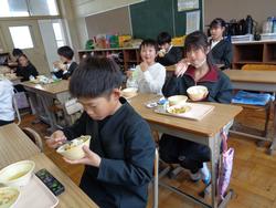 6年生給食の様子