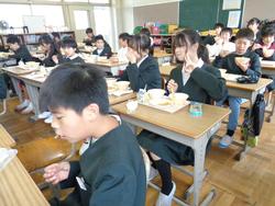 6年生給食の様子