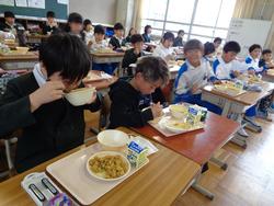 4年生給食の様子