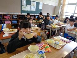 4年生給食の様子