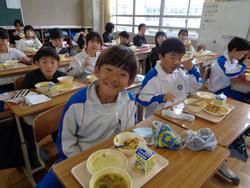 4年生給食の様子