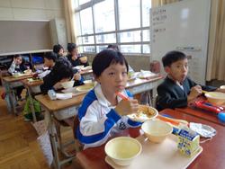 4年生給食の様子