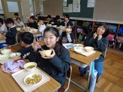 4年生給食の様子