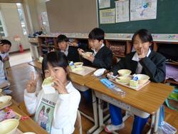4年生給食の様子