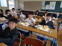 4年生給食の様子