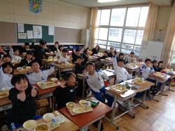 4年生給食の様子