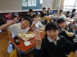 4年生給食の様子