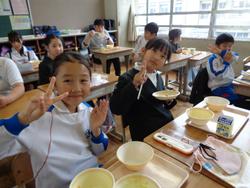4年生給食の様子