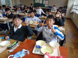 4年生給食の様子