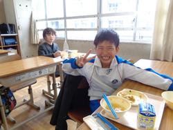 4年生給食の様子