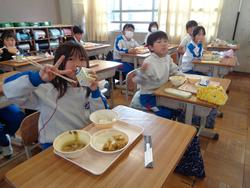 3年生給食の様子