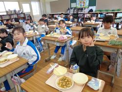 3年生給食の様子