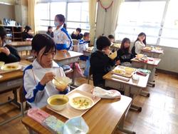 3年生給食の様子