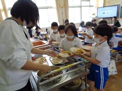 1年生給食の様子